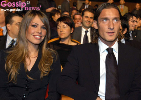 http://allfootball.kulichki.com/jeni_futbolistov/Totti/L_ex_letterina_Ilary_Blasi_con_il_fidanzato_Francesco_Totti_16.jpg